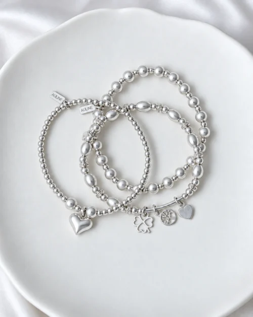 Set TRÍO ESENCIA de tres pulseras de Plata de Ley 925 sobre fondo blanco.