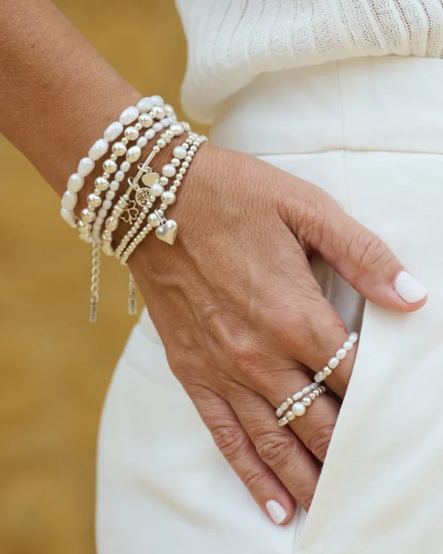 Mujer luciendo el Set Trío Silk de pulseras de perlas naturales de agua dulce y plata de ley 925 en la muñeca