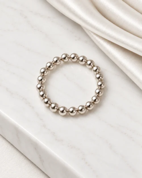 Anillo Esfera de bolas de plata de ley 925, sobre base de mármol color crema con tela satinada