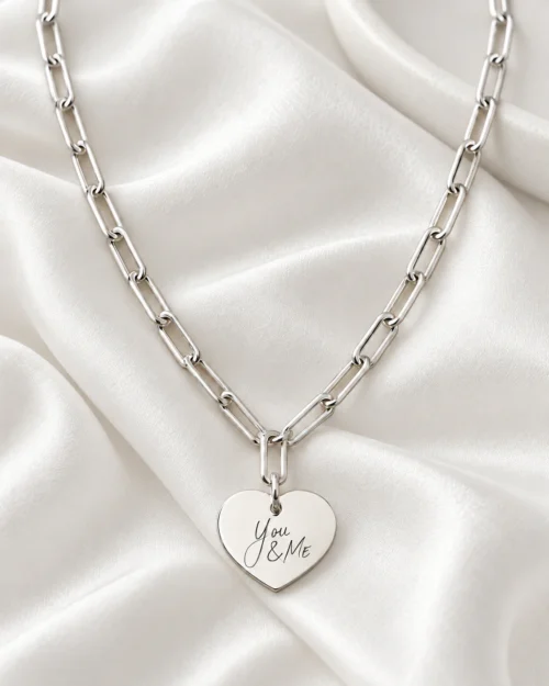 Collar Link de cadena de eslabones rectangulares en plata de ley 925 con colgante de corazón personalizable de 15 mm, sobre tela satinada color crema