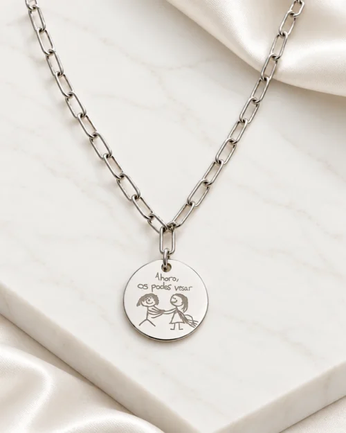 Collar Link de cadena de eslabones rectangulares en plata de ley 925 con colgante redondo personalizable de 20 mm, grabado con un dibujo infantil, sobre base de mármol color crema con tela satinada