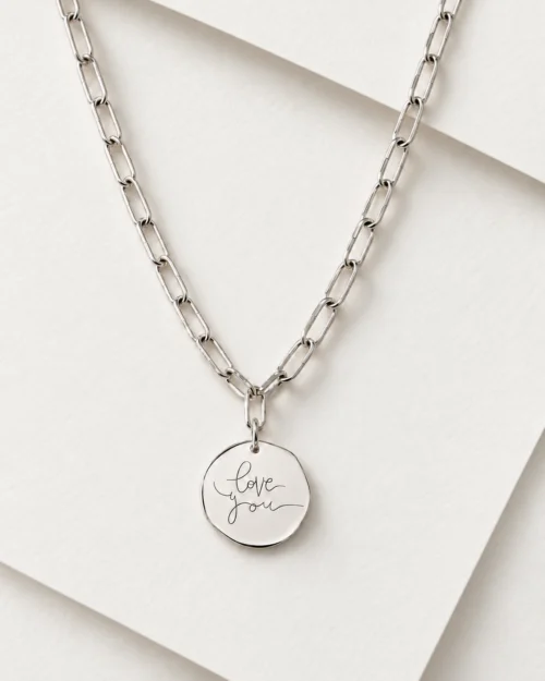 Collar Link de cadena de eslabones rectangulares en plata de ley 925 con colgante redondo irregular de 15 mm personalizable, sobre fondo color crema